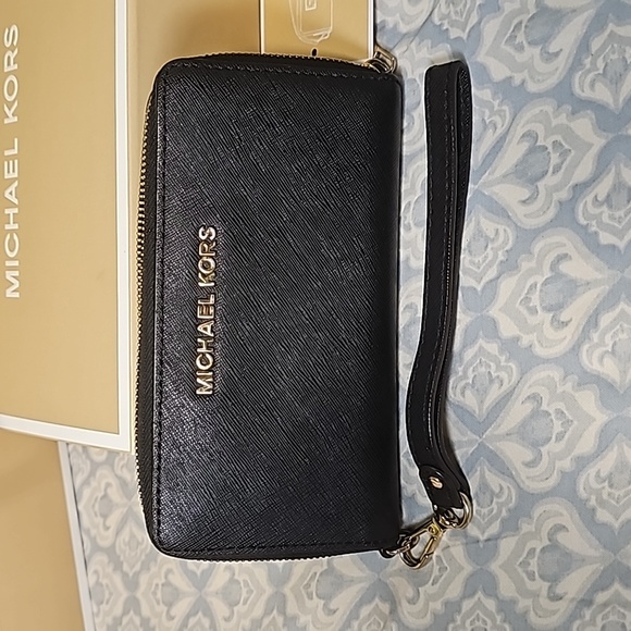 Michael Kors Large Multifunction Wallet/Phone Wristlet - Picture 2 of 11